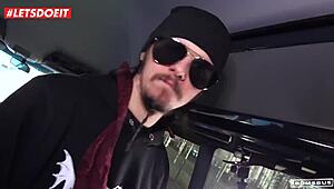 Tysk tonåring Kim Davis längtar efter hård action i Bums-Bus.