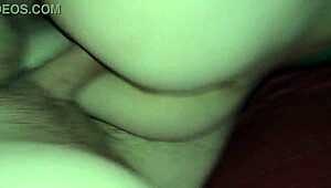 Libby Lust lader som om hun sover mens hun tager kæmpe pik action!