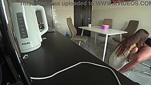 Ik betrapte mijn vrouw neukend met de buurman in onze keuken