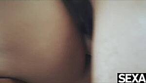 برازيلية سوداء مذهلة عاوزة زب مع قهوتها الصباحية في المطبخ!