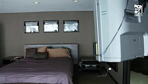 Mehiška kurba z velikimi joški in ritjo jebe kabelskega tehnika