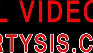 Полубрат са тврдим курцем суптилно жуди за не-сестром 18+ везом.