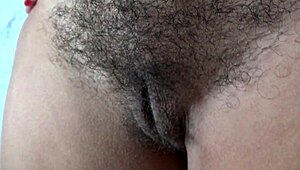 Belle-Mère Amateur Guide Son Beau-Fils Excité Sur Son Corps