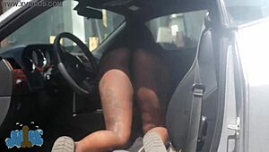 是什么让Nikkistackzzz的洗车服务如此狂野？她的巨乳和黑人曲线！