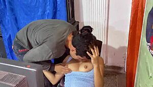 wow, min sekretær beder mig om at malke hendes store patter, så jeg opfylder hver krav hun stiller!