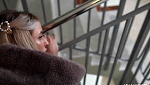 廊下で予期せぬブロンドとのハメ、危うくバレそう！