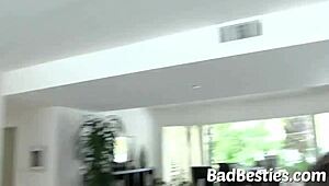 Не мога да спра да си пипам путката докато тази привлекателна брюнетка в колежанското парти!