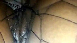 मेरी बेबी इस बड़ी लंड को अपनी चूत में प्रो की तरह ले सकती है।