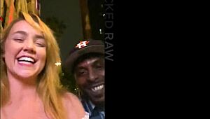 היי, תראה את התיירת הבלונדינית תופסת BBC ענק! 😍