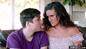 Affäre mit super heißer MILF Stiefmutter Penny Barber wird fast in riskantem Rollenspiel erwischt.