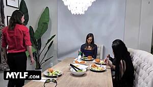 Wow! Stiefsohn kontrolliert asiatische Stiefmutter und jede Frau in der Stieffamilie!