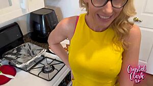 Äitipuoli kumartuneena poikapuolen toimesta kiitospäivän aterialla, urheilullinen vartalo kiiltää spermasta