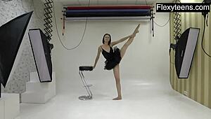 Flexyteen 18+ Markova pamer gerakan yoga gila di baju gym ketat, wow!