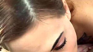 Mckenzie Gold сосет член в машине днем и принимает сперму в рот шлюхи