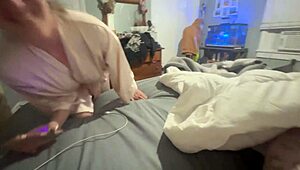 hei äitipuoli, sait minut kiinni runkkaamisesta niin miksi et pane minua sillä isolla perseellä ja tiukalla alistuvalla voihkimisella tässä appi-äiti seksissä?