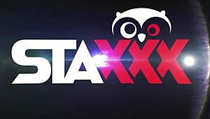 Atletická brunetka tvrdě šukána velkým černým ptákem. Šílené mezirasové bušení! 😍