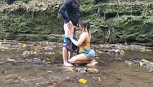 Pinay skandale ved floden, kneppet hårdt af venner!