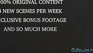 ルル・チュウとジェニー・ローズが親密なタッチを共有、毛むくじゃらのマンコを指マンして自然巨乳でトリビング