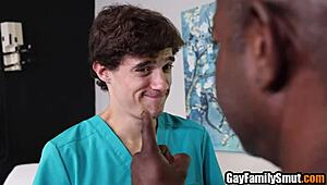 hej, rozmaznaný nevlastný syn, cítiš disciplínu čierneho nevlastného otca Aarona Trainera?