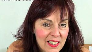 Britská babička Zadi stále miluje dildo vo svojej starej mačičke 😘