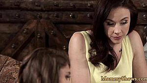 Uau, ta milf z velikimi joški drgne svojo mačeho kot nora... vroče! 🔥