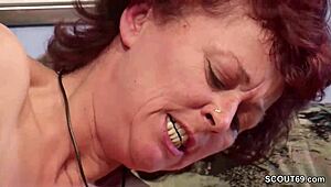 Nemški par zaloti polsestro pri drkanju in se pridruži divji skupinski zabavi.