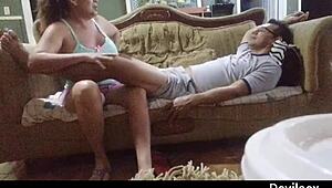 मैंने उससे पैरों की मसाज माँगी, उसने अपनी मस्त चूचियों और चूत से पूरे शरीर की मसाज कर दी, कितना मज़ा!