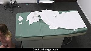 Докторе, как да облекчим болката на тази млада 18+ мацка по време на кучешка с огромен кур?