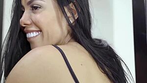 카넬라 스킨이 레깅스 벗겨 육즙 가득한 두꺼운 엉덩이 보여