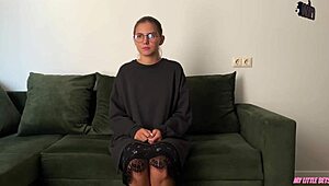 Ragazza timida e carina perde la verginità in un casting porno hardcore