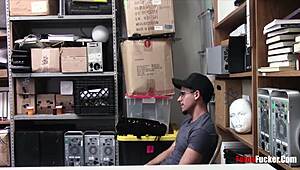 مجرم بين الأعراق يُستغل علناً في مشهد ساخن بدون واقي