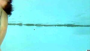 ملف سمراء رياضية صوفي ماري تتناك بقوة في حمام السباحة الخارجي