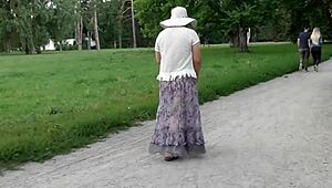 嘿，我老婆穿透明裙在公园公开露肉！