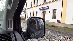 Перфектният задник на чешка мадама търка здраво по пулсиращия му кур