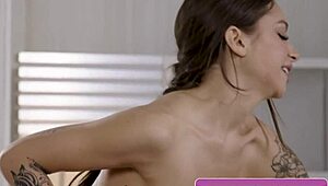 يا بنت، عايزة تنضمي لجلسة مساج ساخن مثير؟