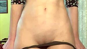 可爱女孩麦斯基手指和假阳具肏在热门自制片段