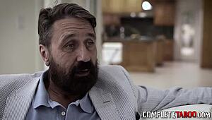 Teen liefert wilden Tittenfick und bläst hart