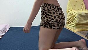 ¡No puedo creer que Yuria Hakaze muestre sus tetas mientras limpia!