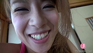 Po tom, co ji přivedu k vrcholu elektrickým masérem, olizuje mé tělo a škádlí žalud