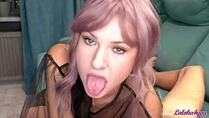 Kenapa minx berambut ungu ni hisap batang besar begitu bagus?