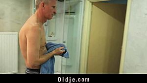 Uhh, aku cuma teen 18+ big titty nakal godain bapak tua buat ngebut doggystyle, tau kan?