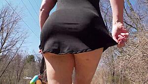 Oh man, kijk naar deze huisvrouw die haar minirok flasht met een anaal plug staart in het openbaar