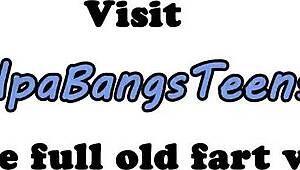 วัยรุ่น 18+ ดูดควยเก่งจนโดนชายแก่โชคดีเย็ดหนัก!