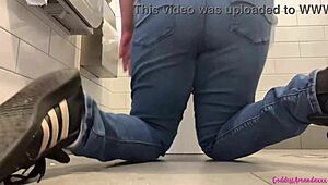 Ev Yapımı İşeme Klibinde Sıçrayan Göğüsler ve Kirli Ayaklar