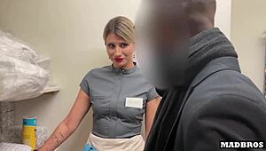 Украинска чистачка хваната да краде и набита здраво в мръсен тоалетен бокс