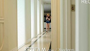 SpyFam: Ayah tiri kena tangkap mengintip awek blonde gatal.