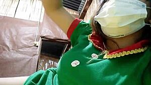 Vau, seksi zorra pukeutuu kuumaksi haltijaksi ja väläyttää perseensä! 🌿