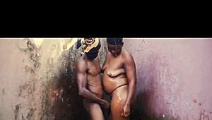 Горячая африканская жена скачет на большом жирном черном члене соседа на улице