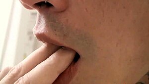 El corazón me late viendo a twinks latinos nerds en su primer trío salvaje