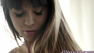 عارضة أوروبية تتمايل وتُنيك بلطف